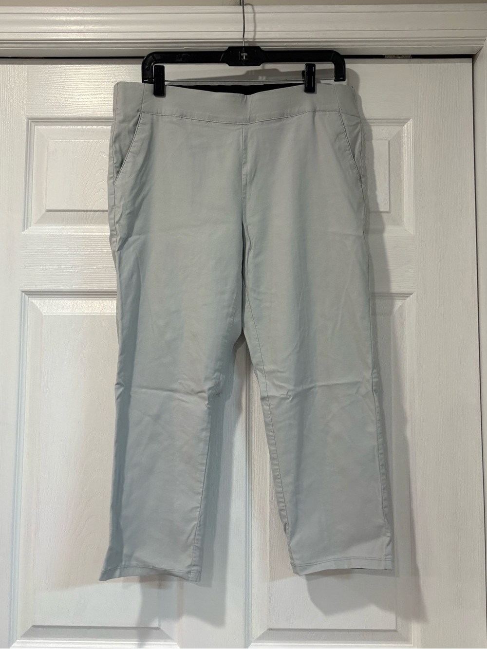 Vera Wang Light Gray Capris